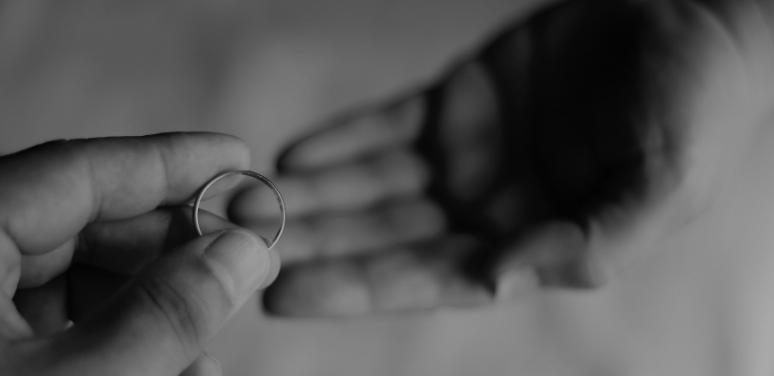 removing-wedding-ring-divorce